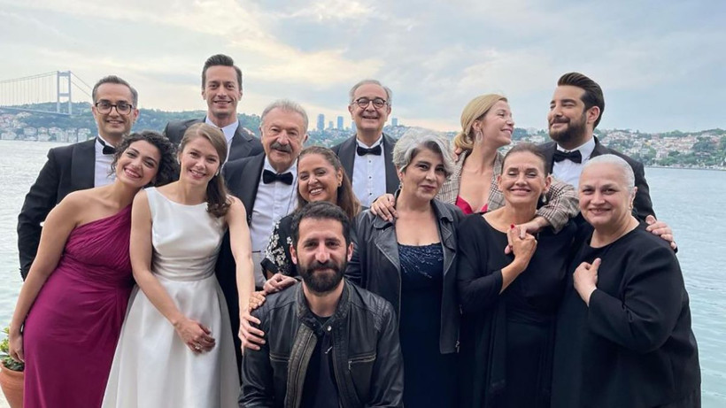 "Camdaki Kız" ekibi sezon finali öncesi tatile gitti! Ortaya renkli görüntüler çıktı - Resim: 1