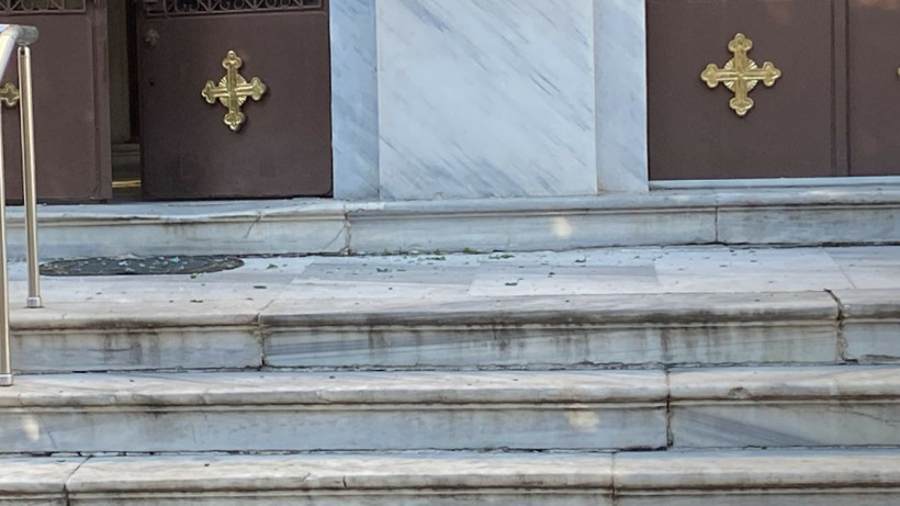 İstanbul'da polisi alarma geçiren olay! Çocukların attığı şişe kiliseye düşünce ortalık karıştı - Resim: 1