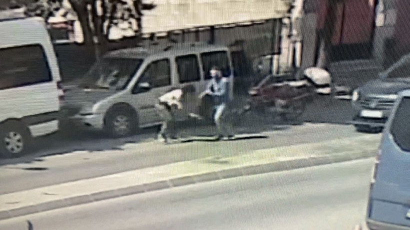 İstanbul'da acayip olay! Engelli gencin telefonunu çalan kadın soyunup yerlere yattı - Resim: 3