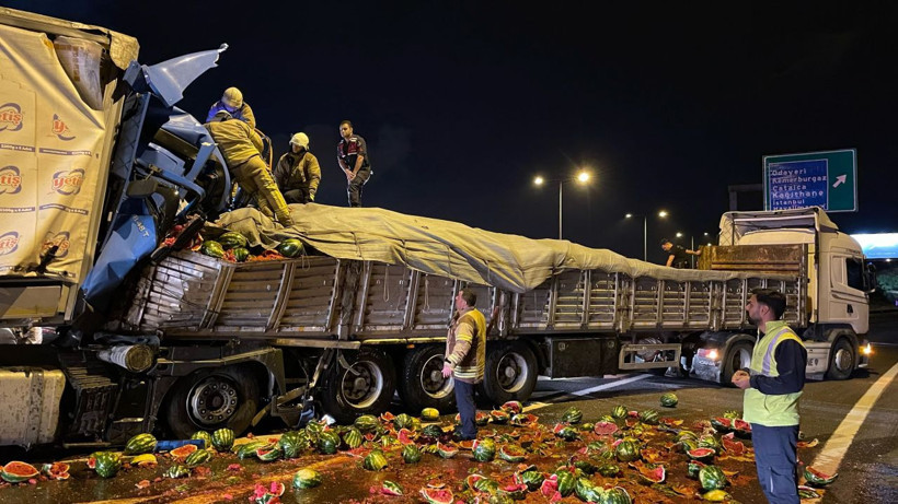 Kuzey Marmara Otoyolu’nda iki tırın çarpıştı 1 kişi öldü, karpuzlar yollara saçıldı! - Resim: 1