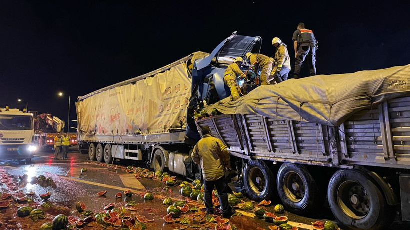 Kuzey Marmara Otoyolu’nda iki tırın çarpıştı 1 kişi öldü, karpuzlar yollara saçıldı! - Resim: 2