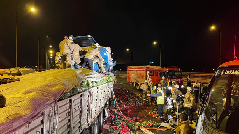 Kuzey Marmara Otoyolu’nda iki tırın çarpıştı 1 kişi öldü, karpuzlar yollara saçıldı! - Resim: 4