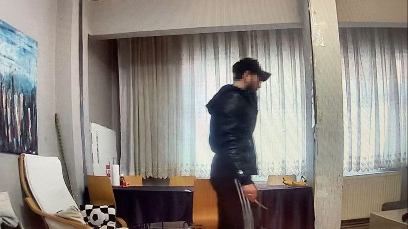 Sen benim kız arkadaşımla ne yapıyorsun! Buluştuğu erkeklerin evine gidip... Olay anı kamerada - Resim: 3