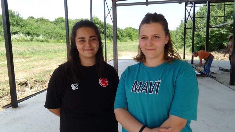 Kurbanlık almaya gelenler şaşırıyor! İki kız kardeş baba mesleği hayvancılığı devam ettiriyor - Resim: 1