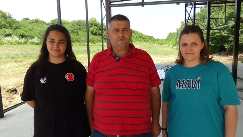 Kurbanlık almaya gelenler şaşırıyor! İki kız kardeş baba mesleği hayvancılığı devam ettiriyor - Resim: 2