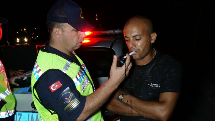 Ölümden döndüler alkolün etkisiyle neşe içinde kameraya el salladılar! - Resim: 1