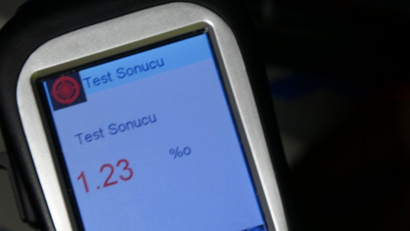 Ölümden döndüler alkolün etkisiyle neşe içinde kameraya el salladılar! - Resim: 4