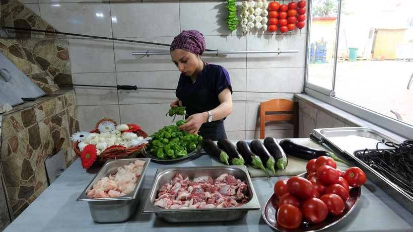 3 asırlık gelenek bozuldu! Kadın kebap ustası erkeklere taş çıkartıyor - Resim: 4