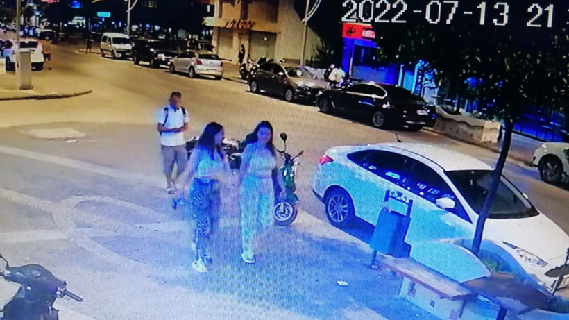 Yoldan geçen kişi fark etti! Antalya'da sapığa meydan dayağı genç kızları adım adım takip edip... - Resim: 1