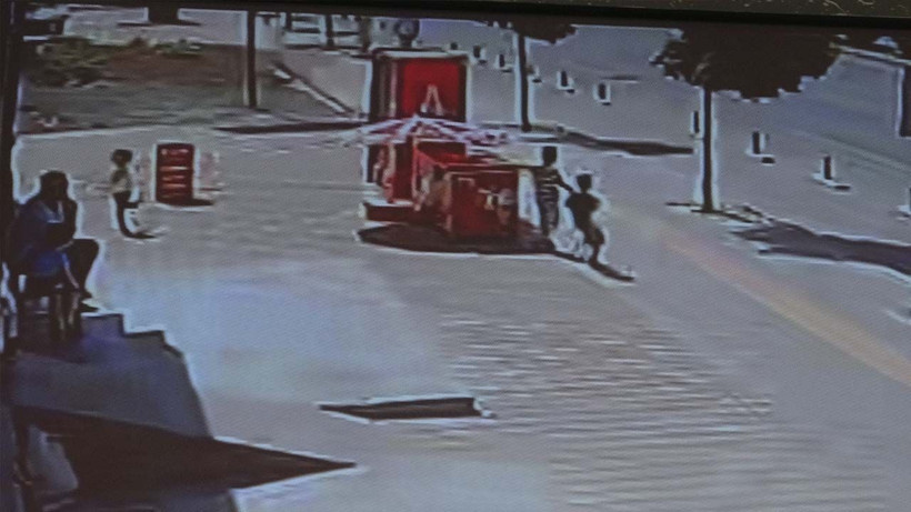 7 yaşındaki çocuk ölüme böyle koştu! Önce taksi sonra otobüs çarptı! - Resim: 1