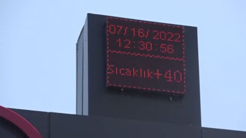 Termometreler 50 dereceyi gördü! Asfalt buharlaştı vatandaş gördüğü her suya koştu - Resim: 3