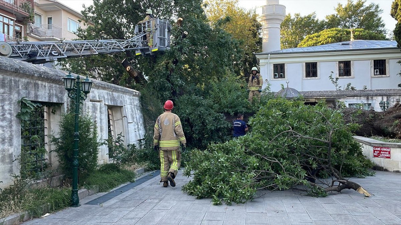 Üsküdar'daki tarihi camide panik anları! Gürültüyü duyan telefona sarıldı - Resim: 4