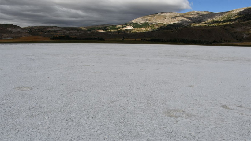 Küresel ısınmanın işareti Sivas'ta çıktı! Kuruyan gölün yüzeyini buz tabakası sardı - Resim: 2