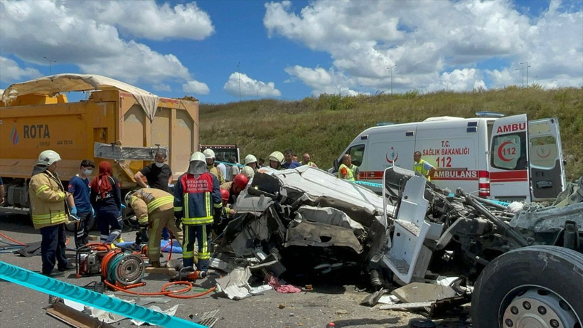 Başakşehir'de kaza! Ölen var görüntüler korkunç duran kamyona çarptı - Resim: 1