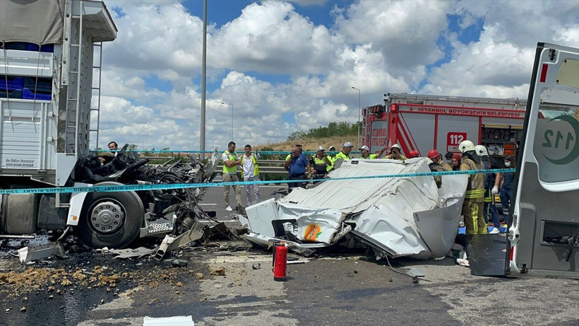 Başakşehir'de kaza! Ölen var görüntüler korkunç duran kamyona çarptı - Resim: 3