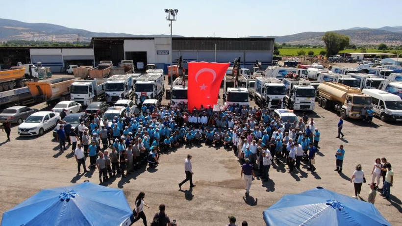 Yüzde 78 zam alan belediye işçileri Manisa'da başkanı davul zurnayla karşıladılar - Resim: 3