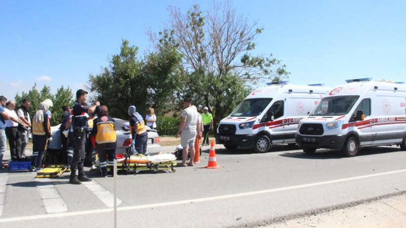 Karaman-Konya karayolunda can pazarı! Otomobil tıra çarptı 3 ağır yaralı var biri bebek - Resim: 4