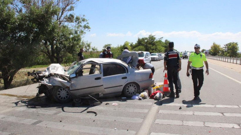 Karaman-Konya karayolunda can pazarı! Otomobil tıra çarptı 3 ağır yaralı var biri bebek - Resim: 2