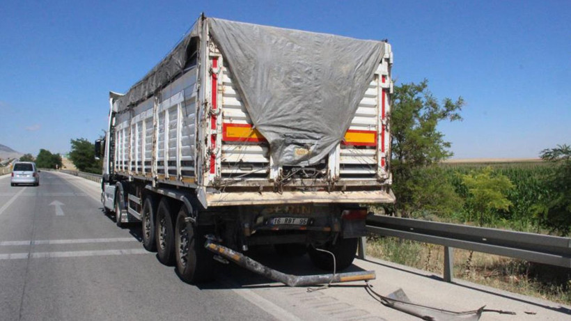 Karaman-Konya karayolunda can pazarı! Otomobil tıra çarptı 3 ağır yaralı var biri bebek - Resim: 1