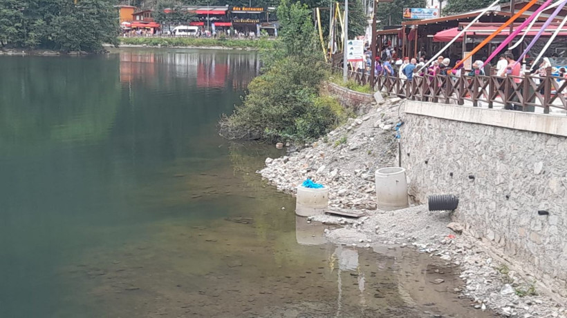 Uzungöl'den yine kötü görüntüler geldi! Bakın göle nasıl yığdılar! - Resim: 3