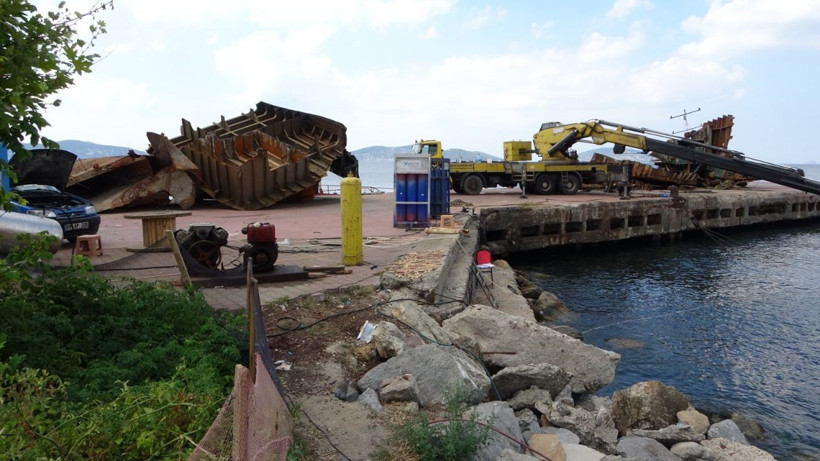 Lodosta batmıştı! 45 gündür sürüyor Maltepe Sahili'nde batan geminin parçaları karaya çıkartıldı - Resim: 4