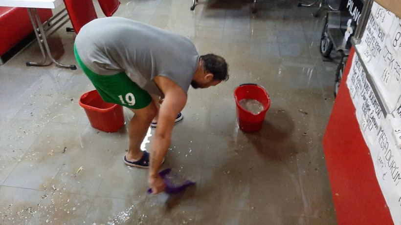 Edirne'yi yaz ortasında sel vurdu: Ev ve iş yerlerini su bastı, yollar göle döndü - Resim: 2