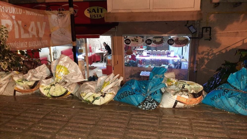 Edirne'yi yaz ortasında sel vurdu: Ev ve iş yerlerini su bastı, yollar göle döndü - Resim: 3