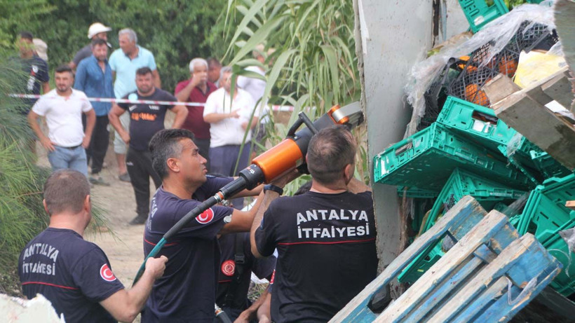 Antalya'da tur otobüsü ile kamyonet çarpıştı! Ölü ve yaralılar var - Resim: 3