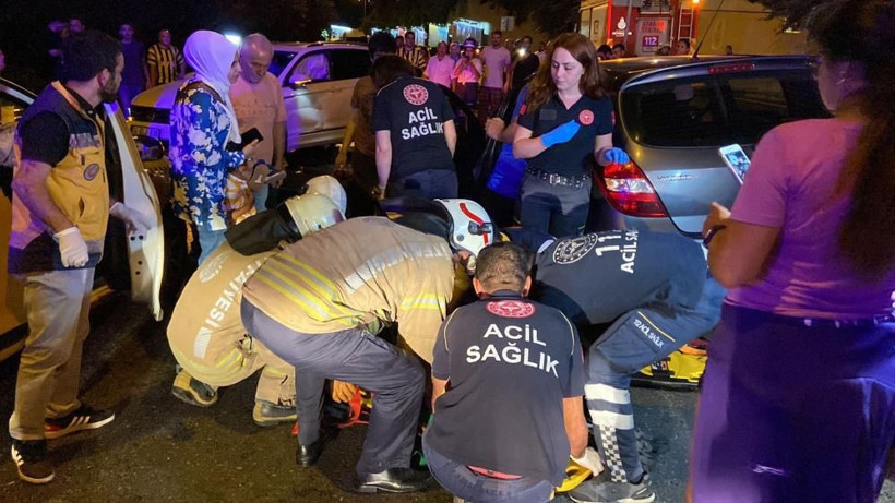 Ters yöne giren otomobil dehşet saçtı: Ortalık savaş alınana döndü, yaralılar var - Resim: 3