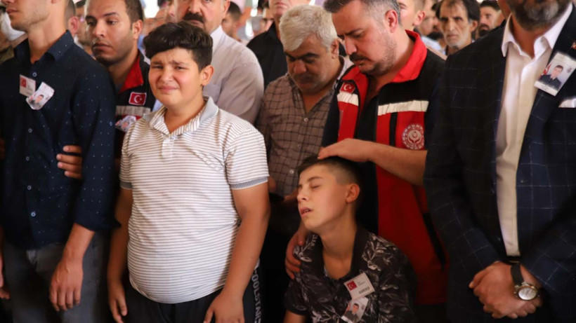 Evlada son dokunuş... Küçük kardeşleri fenalaştı Şehit Mahsun Şimşek için son görev - Resim: 4