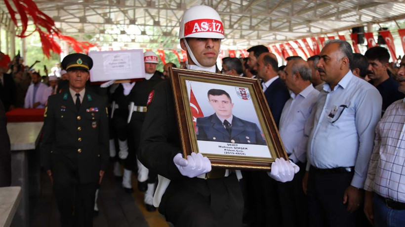 Evlada son dokunuş... Küçük kardeşleri fenalaştı Şehit Mahsun Şimşek için son görev - Resim: 1