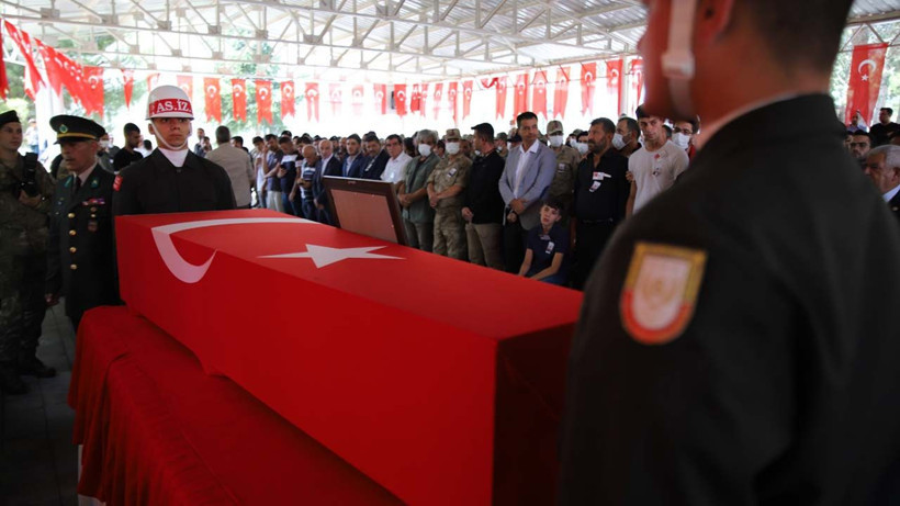 Evlada son dokunuş... Küçük kardeşleri fenalaştı Şehit Mahsun Şimşek için son görev - Resim: 2