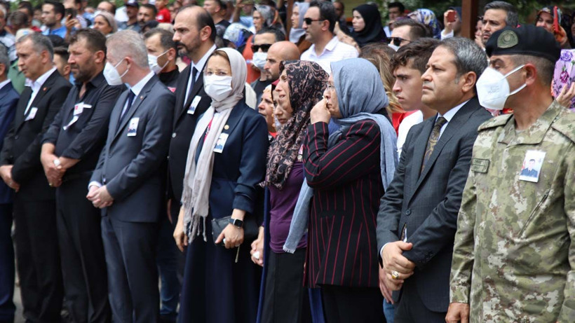 Evlada son dokunuş... Küçük kardeşleri fenalaştı Şehit Mahsun Şimşek için son görev - Resim: 3