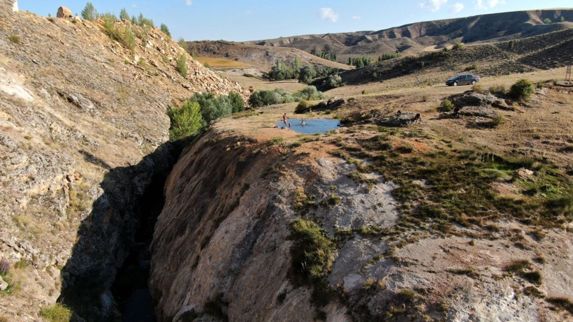 Sivas'ta uçurumun kenarına gizlenmiş giren çare buluyor yurt dışından akın var - Resim: 4