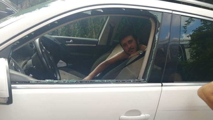 Arabada kilitli kaldı, cam kırılıp kurtarılınca da ilk işi bakın ne yapmak oldu! - Resim: 1