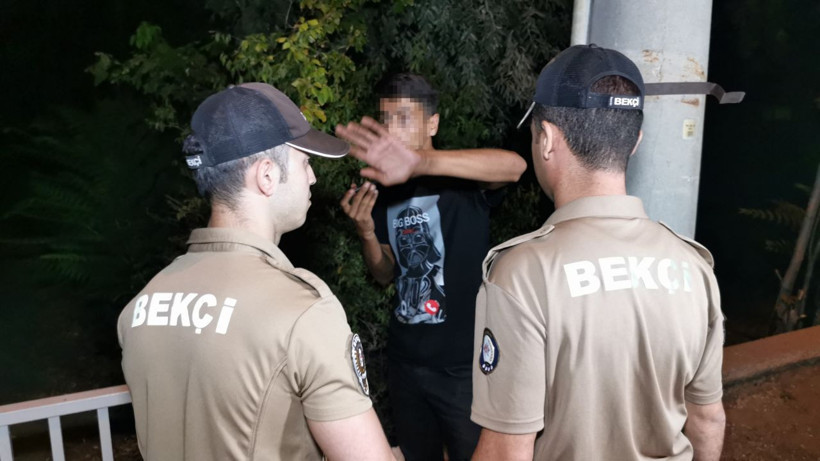 Kendisini yakalayan polisleri dövdürtmek için adam çağırdı! 'Bunların kaşıntıları var. Aksaray'ı topla gel...' - Resim: 1