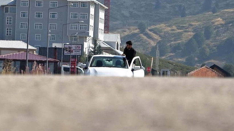 Bu yola herkes şaşırıyor! Araçlar kendi kendine gidiyor viteste olmadan rampa çıkıyor - Resim: 2