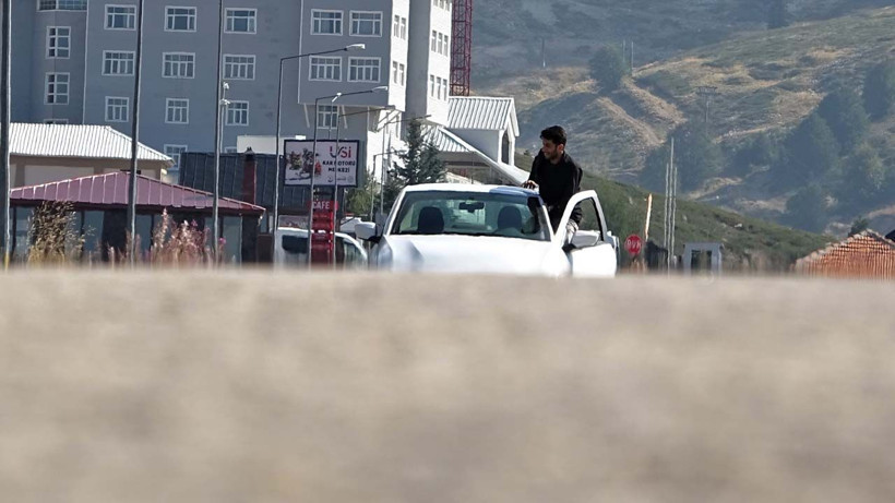 Bu yola herkes şaşırıyor! Araçlar kendi kendine gidiyor viteste olmadan rampa çıkıyor - Resim: 1