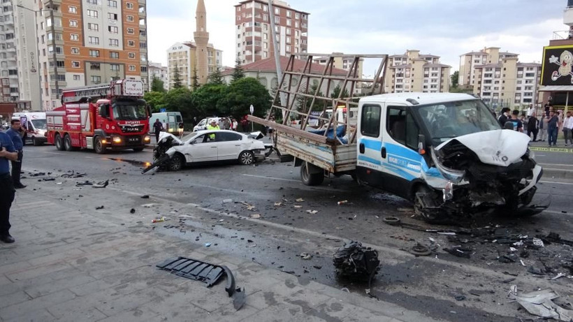 Katliam gibi kaza! 3 araç birbirine girdi, ortalık savaş alanına döndü - Resim: 1