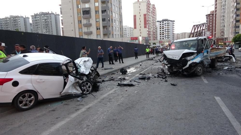 Katliam gibi kaza! 3 araç birbirine girdi, ortalık savaş alanına döndü - Resim: 2