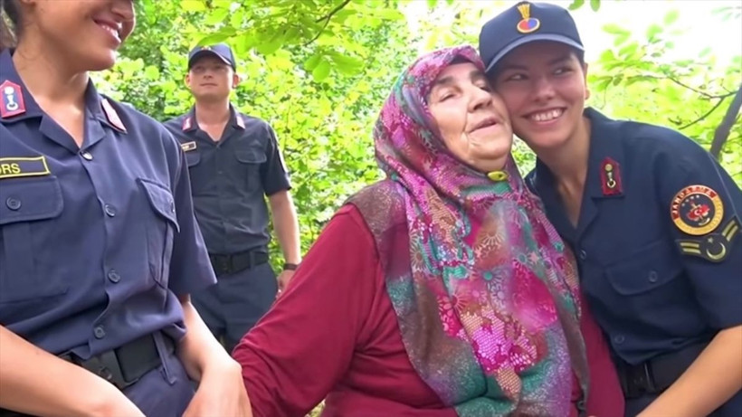 Komutan ben yaparım dedi 20 asker fındık bahçesine daldı! Yaşlı anne görünce içi gitti - Resim: 2
