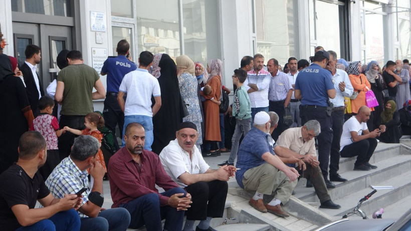 "Avrupa'ya gönderiyorlar" yalanı ortalığı karıştırdı! Oraya koştular - Resim: 1