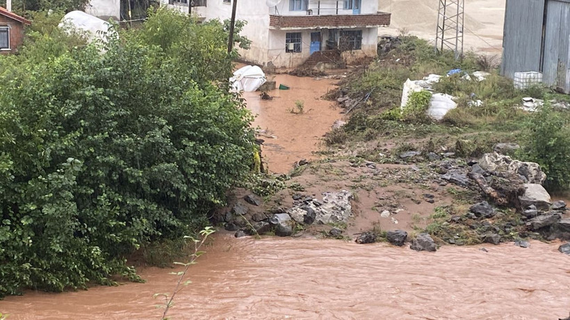 Bartın'ı sel vurdu! Yaya köprüsü yıkıldı denizin rengi değişti - Resim: 1