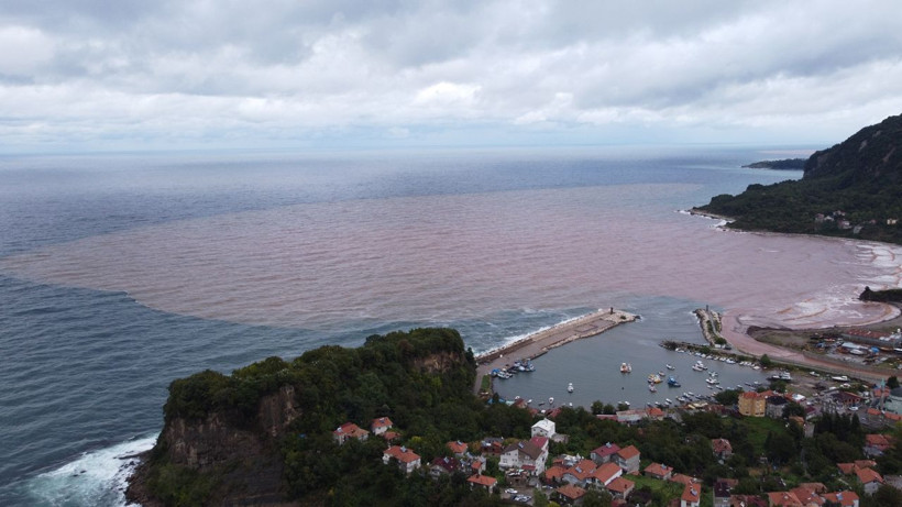Bartın'ı sel vurdu! Yaya köprüsü yıkıldı denizin rengi değişti - Resim: 4