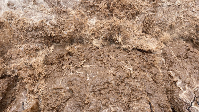 Bartın'ı sel vurdu! Yaya köprüsü yıkıldı denizin rengi değişti - Resim: 2