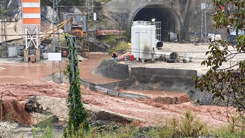 Bartın'ı sel vurdu! Yaya köprüsü yıkıldı denizin rengi değişti - Resim: 3