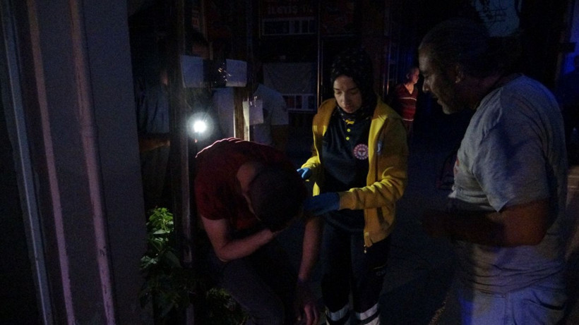 Mahalleli hırsızı yakalayıp dövdü, sonra da direğe bağlayıp üzerine not astı: 'Ben hırsızım' - Resim: 1