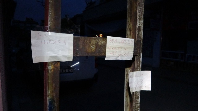 Mahalleli hırsızı yakalayıp dövdü, sonra da direğe bağlayıp üzerine not astı: 'Ben hırsızım' - Resim: 2