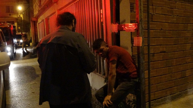 Mahalleli hırsızı yakalayıp dövdü, sonra da direğe bağlayıp üzerine not astı: 'Ben hırsızım' - Resim: 3