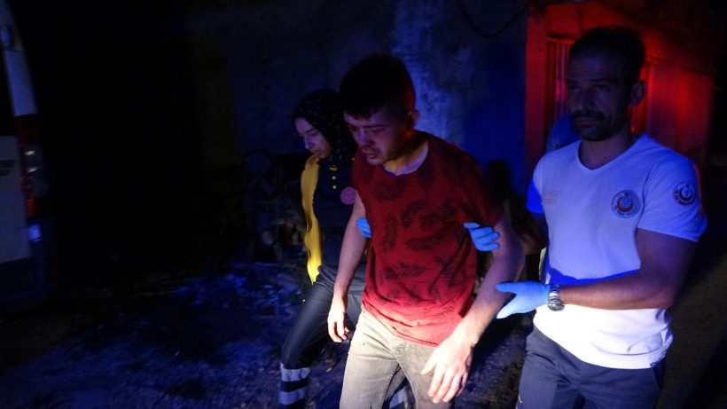 Mahalleli hırsızı yakalayıp dövdü, sonra da direğe bağlayıp üzerine not astı: 'Ben hırsızım' - Resim: 4